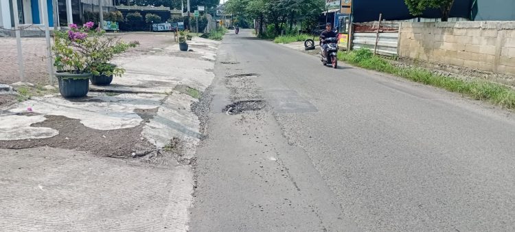 Banyak Lubang di Sepanjang Jalan H.R. Edi Sukma, Pengendara di Cijeruk Was-was