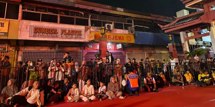 Kemeriahan acara Kirab Mahkota Binokasih di Jalan Suryakencana, pada Jumat (8/5/2026) malam. Foto: Dok. Bogorone