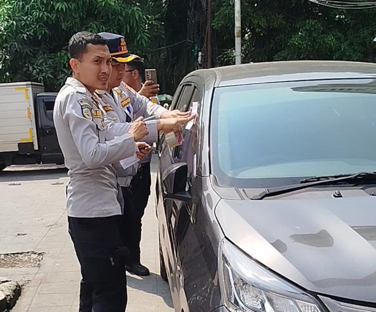 Langgar Jalur Pedestrian di Kota Bogor, Sejumlah Kendaraan di Jalan Sudirman Digembosi Petugas