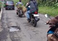 Jalan Menuju Wisata Ciapus–Tamansari Rusak Parah, Wisatawan dan Warga Keluhkan Lubang Jalan