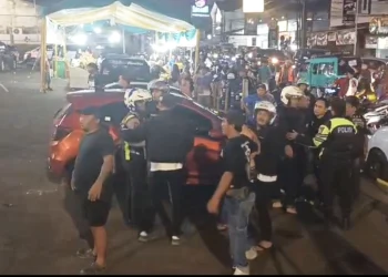 Tiga pendukung Persib