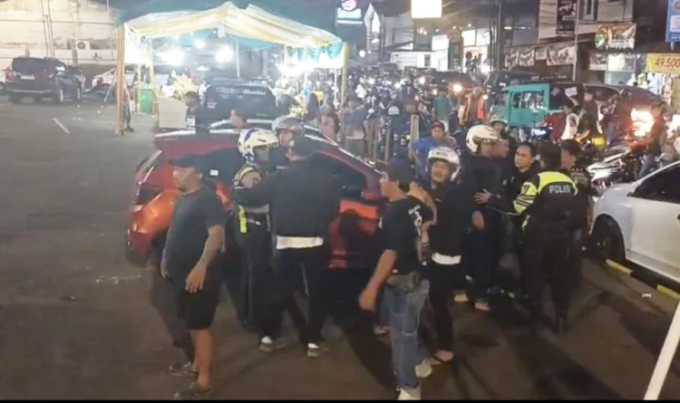 Tiga pendukung Persib