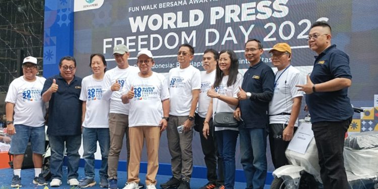 Kegiatan Fun Walk Dewan Pers dalam rangka memperingati World Press Freedom Day (WPFD) 2026 di Jakarta, Minggu (10/5).