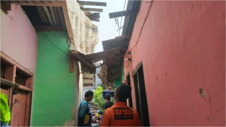 menyebabkan tiga rumah warga di Kota Bogor rusak