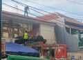 Diduga Abaikan Standar K3, Pekerja Proyek Renovasi Puskesmas Pondok Rumput Bekerja di Atap Tanpa APD