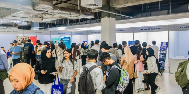 Ribuan Pencari Kerja Serbu Job Fair Disnaker Bogor di Plaza Jambu Dua. Foto: Diskominfo
