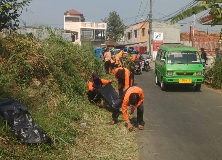 Bersih Bersih Sampah dan Pangkas Rumput Tepi Jalan, Pemdes Sukadamai Dan UPT Sampah Dramaga Dituding Umbar Pencitraan