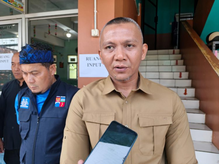 Kawal PCM Revitalisasi SDN Pakuan, Wakil Wali Kota Bogor Tegaskan Disiplin K3 Proyek