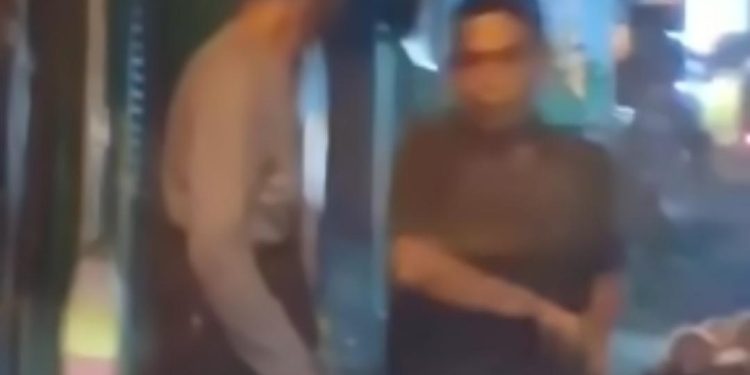 Percobaan pengancaman menggunakan senjata tajam jenis golok oleh seorang pria di kawasan Dramaga, Kabupaten Bogor. Foto: Potongan video instagram @ipbbercandaa