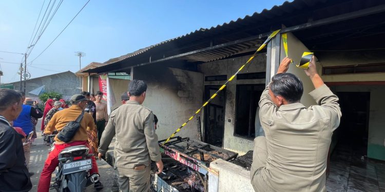 Sebuah rumah kontrakan yang berlokasi di Kampung Benteng RT 01 RW 01, Desa Tugu Jaya, Kecamatan Cigombong, Kabupaten Bogor, mengalami kebakaran. Foto: Ist