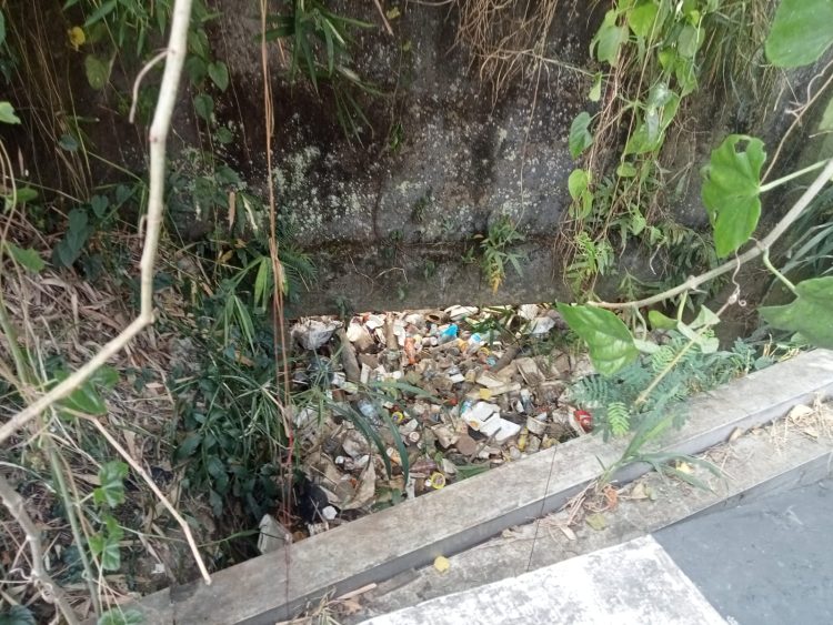 Tertutup Tanah dan Sampah, Saluran Drainase di Jalan Veteran III Ciawi Hampir Rata dengan Jalan