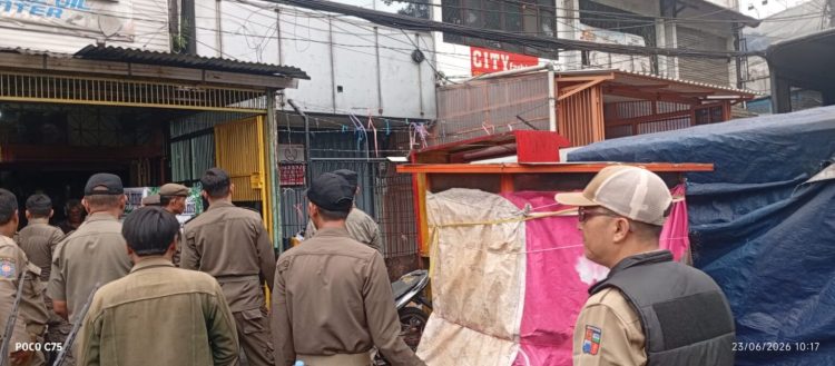 Trotoar Jalan Dewi Sartika Jadi Sasaran, Satpol PP Kota Bogor Amankan 15 Gerobak PKL