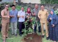 Gagas Ketahanan Pangan, Wabup Jaro Ade Pelopori Tanam Durian Black Thorn di Rumah Warga