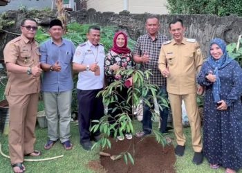 Gagas Ketahanan Pangan, Wabup Jaro Ade Pelopori Tanam Durian Black Thorn di Rumah Warga