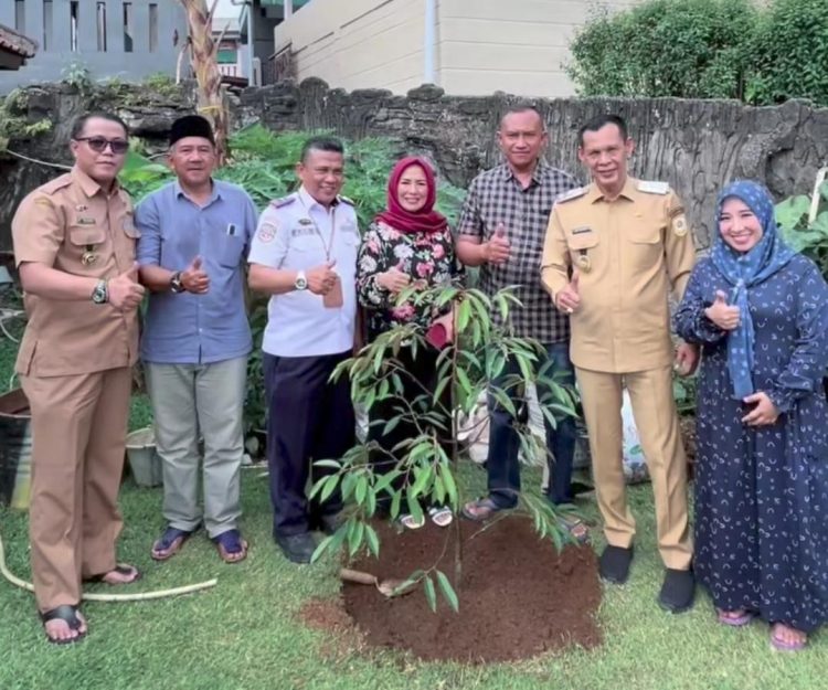 Gagas Ketahanan Pangan, Wabup Jaro Ade Pelopori Tanam Durian Black Thorn di Rumah Warga