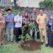 Gagas Ketahanan Pangan, Wabup Jaro Ade Pelopori Tanam Durian Black Thorn di Rumah Warga