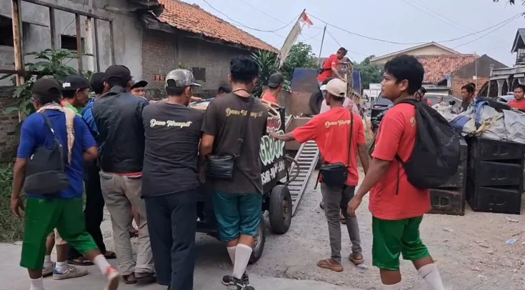 tiga pemain kesenian odong-odong