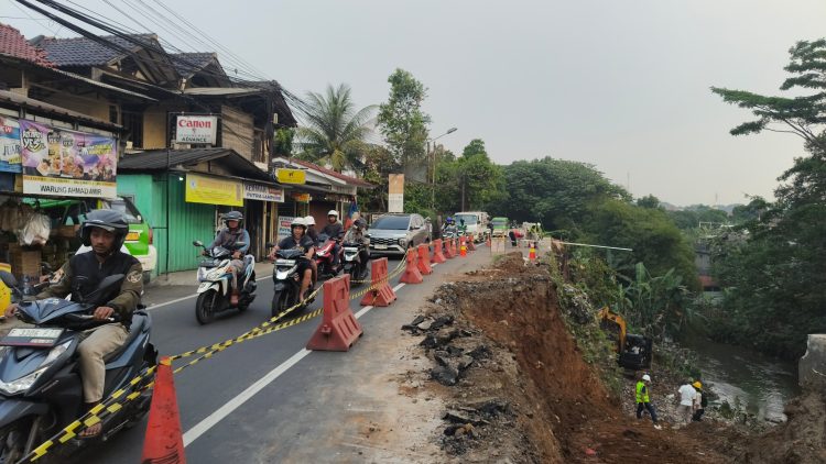Perbaikan Longsor di Jalan Kebon Pedes Dikebut Sampai Malam, Warga Diminta Maklumi Hambatan Lalu Lintas