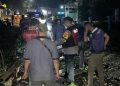 Pohon Tumbang Sempat Tutup Jalan Caringin–Maseng, Pol PP dan Warga Gerak Cepat Evakuasi