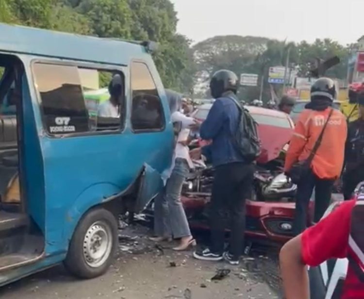 Kronologi Kecelakaan 6 Kendaraan di Perlintasan KA Kebon Pedes