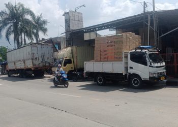 Biang Macet, Toko Grosir di Cimande Hilir Masih Buka Parkir dan Bongkar Muat di Bahu Jalan