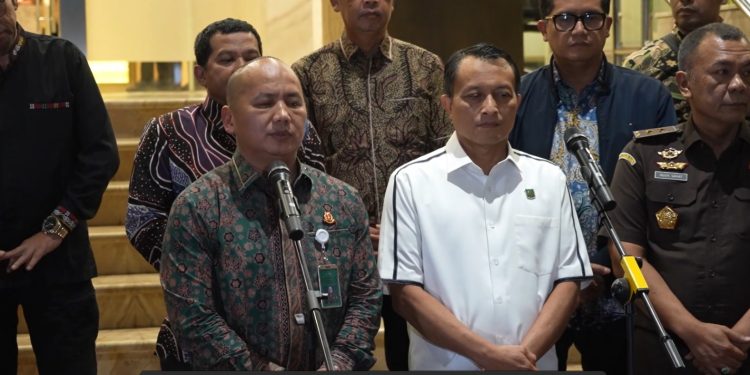 Jaksa Agung Muda Pengawasan (Jamwas) selaku Koordinator Tim Sembilan saat menggelar konferensi pers di Kompleks Kejaksaan Agung, Jakarta, pada Jumat (24/7/2026).
