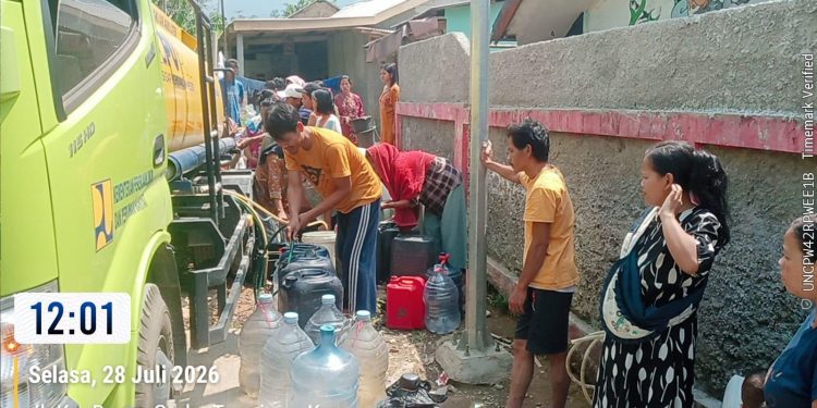 Pendistribusian air bersih kepada warga terdampak kekeringan di Wilayah Cigombong, Kabupaten Bogor. Foto: Ist