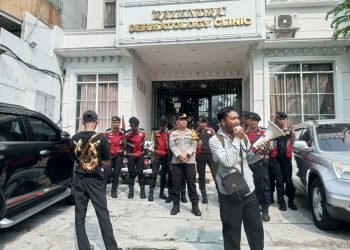Soroti Penanganan Hukum Dua Tahun Tanpa Kepastian, Massa Aksi Datangi Klinik Dokter Reyendra