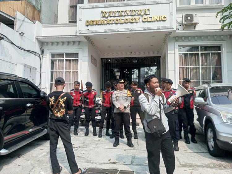 Soroti Penanganan Hukum Dua Tahun Tanpa Kepastian, Massa Aksi Datangi Klinik Dokter Reyendra