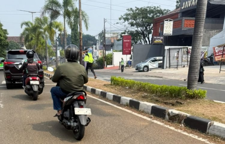Jalan Licin Akibat Ceceran Tanah Proyek RS Pandu Dikeluhkan Warga, DPRD Kota Bogor Minta Satpol PP Periksa Perizinan
