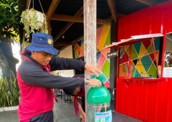 Dukung Gerakan ASRI, Mahasiswa Pecinta Alam Polbangtan Kementan Pasang Tempat Sampah Khusus Botol Plastik