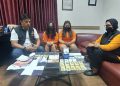 Dua karyawan toko perhiasan