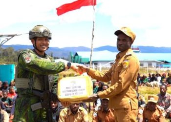 Tembus Kabut dan Jurang Papua, Prajurit TNI Pikul 2 Ton Bantuan untuk Warga yang Dilanda Krisis Pangan