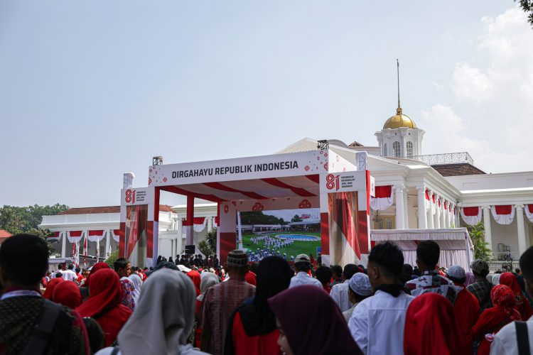 Ribuan Warga Prasejahtera Berbaur Ikuti Upacara HUT RI di Istana Bogor