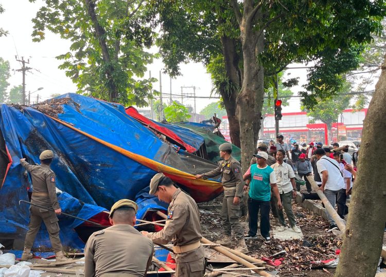Puluhan Lapak PKL di Bubulak Bogor Dibongkar Satpol PP
