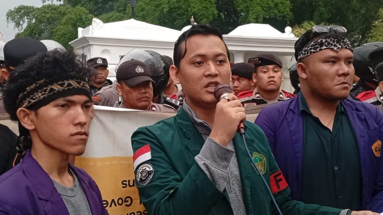 Puluhan Mahasiswa dan Elemen Pemuda Unjuk Rasa di Depan Istana Bogor