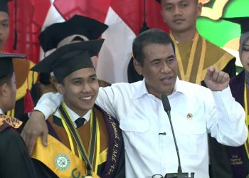 Mentan Amran Beri Modal Traktor kepada Wisudawan Yatim Piatu, Lulusan Terbaik Polbangtan Bogor Minta Kandang Ternak