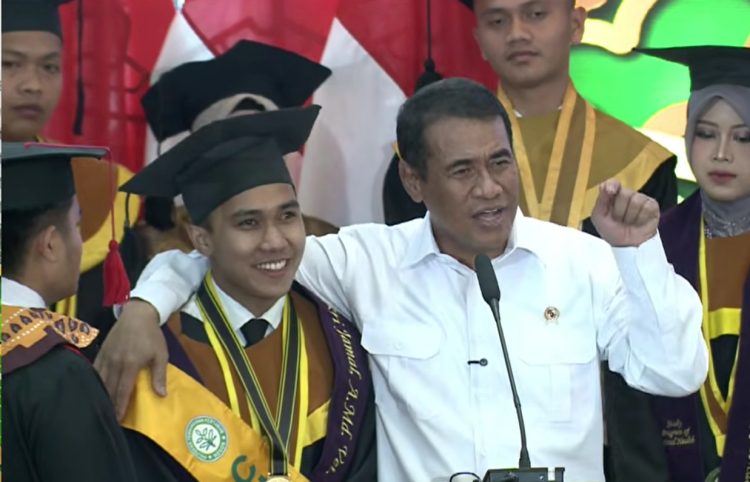Mentan Amran Beri Modal Traktor kepada Wisudawan Yatim Piatu, Lulusan Terbaik Polbangtan Bogor Minta Kandang Ternak