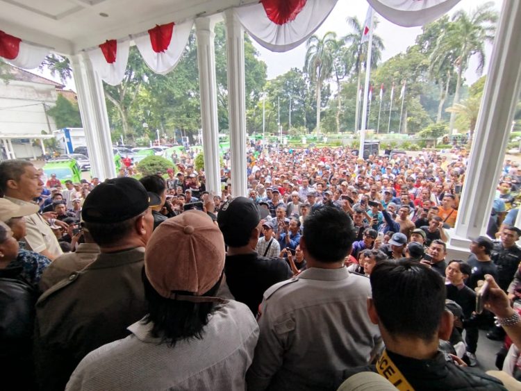 Ratusan Sopir Angkot Unjuk Rasa di Balai Kota, Layangkan 7 Tuntutan ke Dedie Rachim