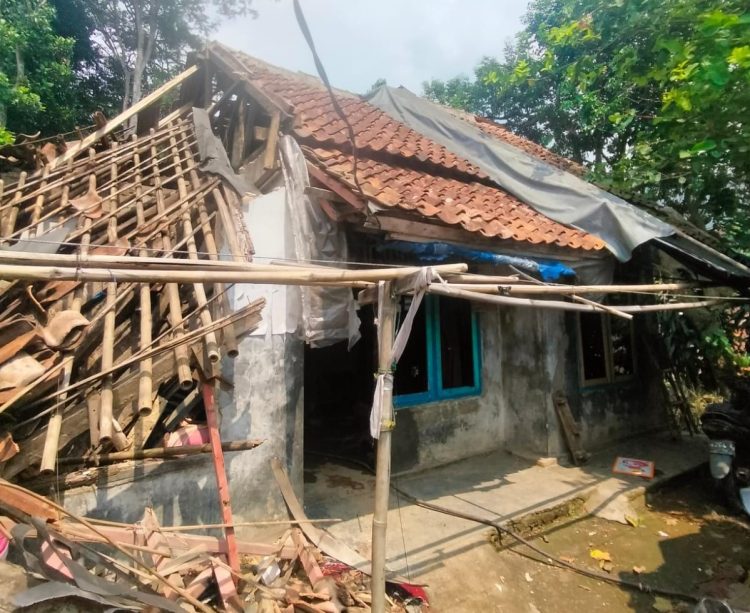 Longsor Rusak Rumah Warga di Desa Ciburayut, Dua Keluarga Terpaksa Mengontrak