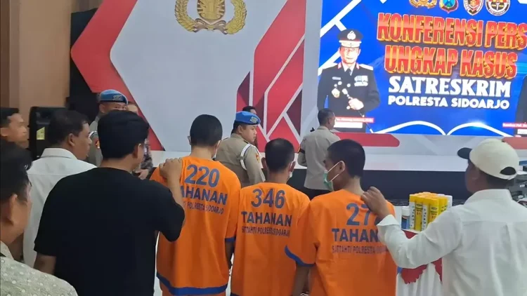 Transaksi uang palsu
