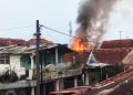 Api membakar dua rumah di Gang Menteng