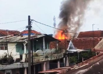 Api membakar dua rumah di Gang Menteng