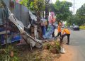 Pohon Lengkeng Tumbang Timpa Warung di Pandu Raya Bogor