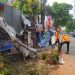 Pohon Lengkeng Tumbang Timpa Warung di Pandu Raya Bogor