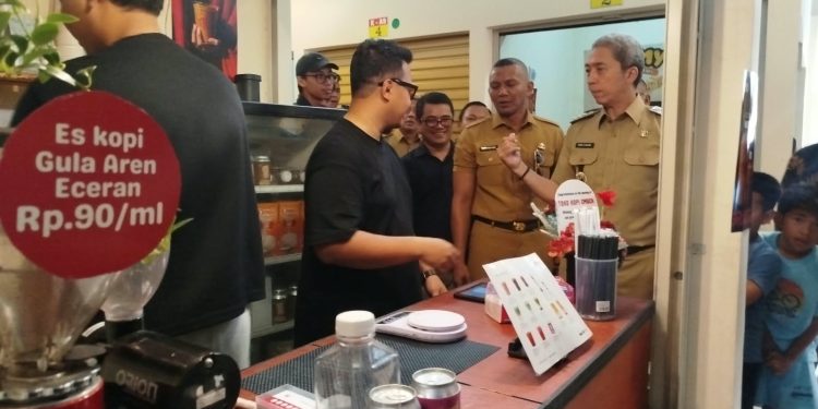 Wali Kota Bogor, Dedie A. Rachim didampingi Wakilnya, Jenal Mutaqin dan Dirut Perumda PPJ, Jenal Abidin saat mengunjungi stan kedai kopi di Pasar Jambu Dua. Foto: BogorOne.co.id