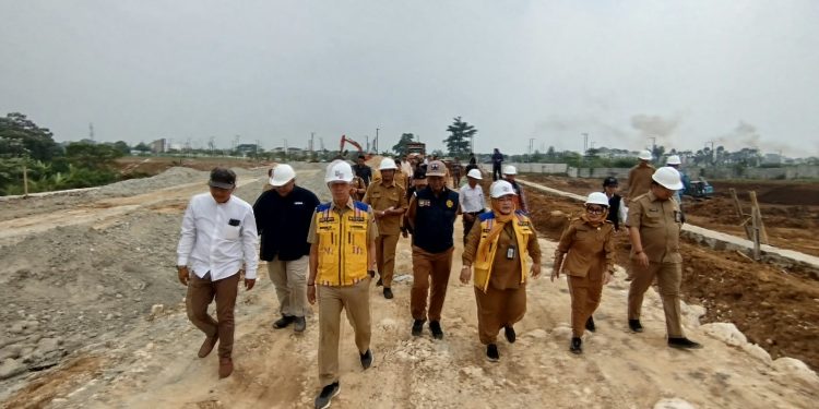 Wali Kota Bogor, Dedie A. Rachim saat meninjau progres pembangunan pusat pemerintahan baru di kawasan Katulampa, Kecamatan Bogor Timur, Senin (12/10/2026). Dok. Bogorone