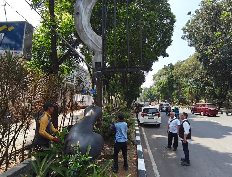 Imbas Moratorium, Tiang Reklame di Jalur SSA Kota Bogor Mulai Ditertibkan