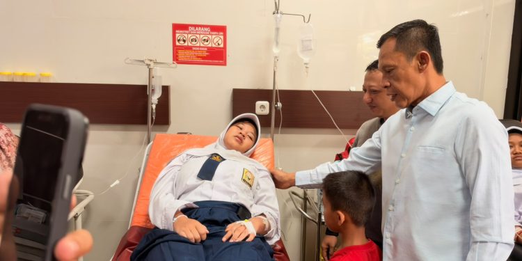 Wakil Bupati Bogor, Ade Ruhandi saat meninjau sejumlah siswa yang diduga mengalami gangguan kesehatan usai menyantap makanan Program MBG di Kecamatan Dramaga, Kabupaten Bogor, Selasa (27/10/2026). Foto: Ist